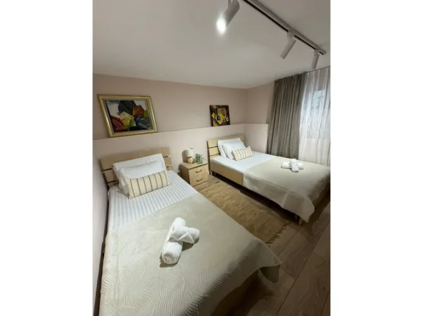 Tirane, jepet me qera apartament 2+1 Kati 1, 135 m² 650 € (Ali Demi)