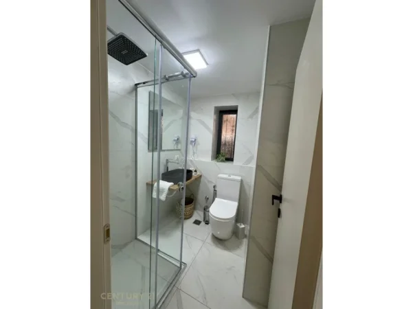 Tirane, jepet me qera apartament 2+1 Kati 1, 135 m² 650 € (Ali Demi)