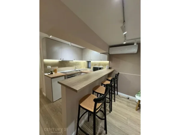 Tirane, jepet me qera apartament 2+1 Kati 1, 135 m² 650 € (Ali Demi)