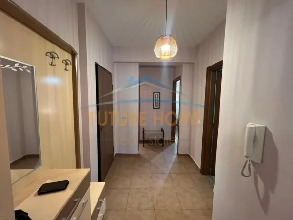 Tirane, jepet me qera apartament 1+1+Ballkon Kati 5, 95 m² 800 € (Stadiumi Dinamo)