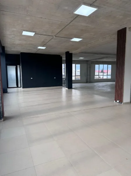 Tirane, jepet me qera magazine Kati 1, 800 m² 