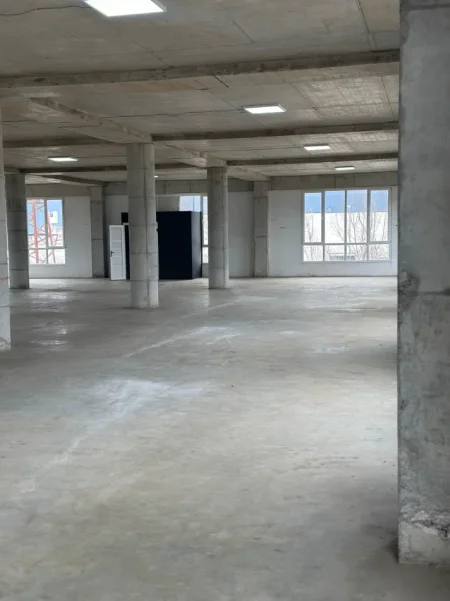 Tirane, jepet me qera magazine Kati 1, 800 m² 