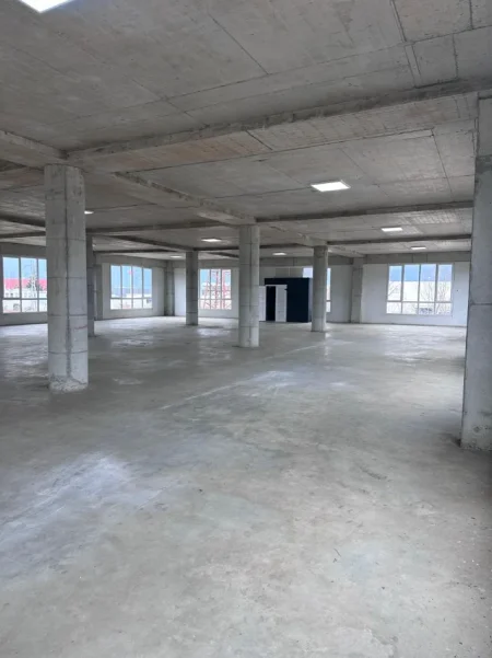 Tirane, jepet me qera magazine Kati 1, 800 m² 