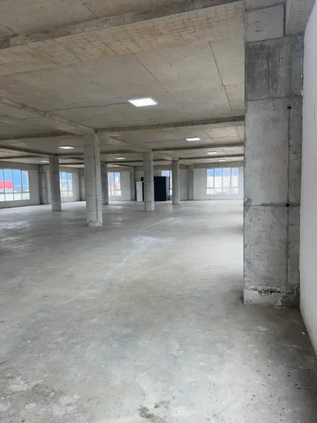 Tirane, jepet me qera magazine Kati 1, 800 m² 