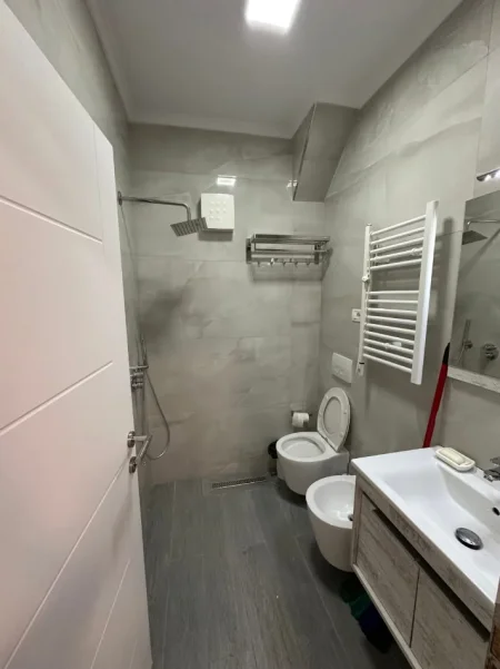 Tirane, jepet me qera apartament 1+1 Kati 2, 62 m² 500 € (Brryli)