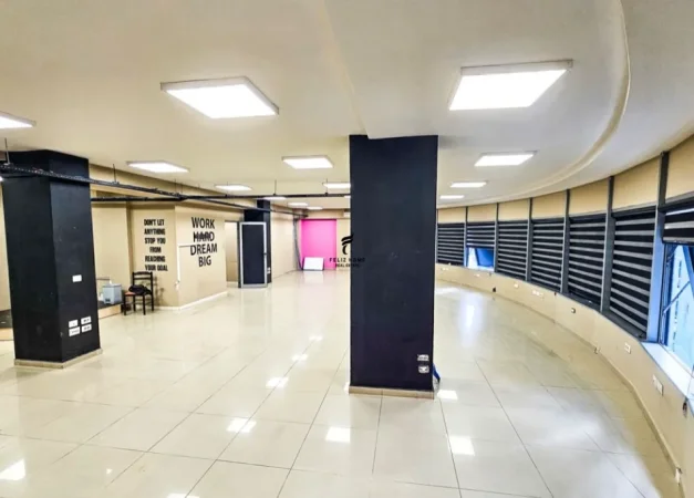 Tirane, jepet me qera zyre Kati 5, 300 m² 3.000 € (RRUGA E DIBRES)