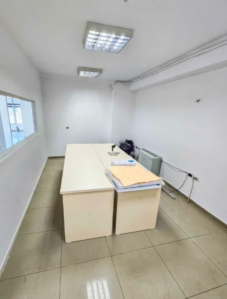 Tirane, jepet me qera zyre Kati 5, 300 m² 3.000 € (RRUGA E DIBRES)