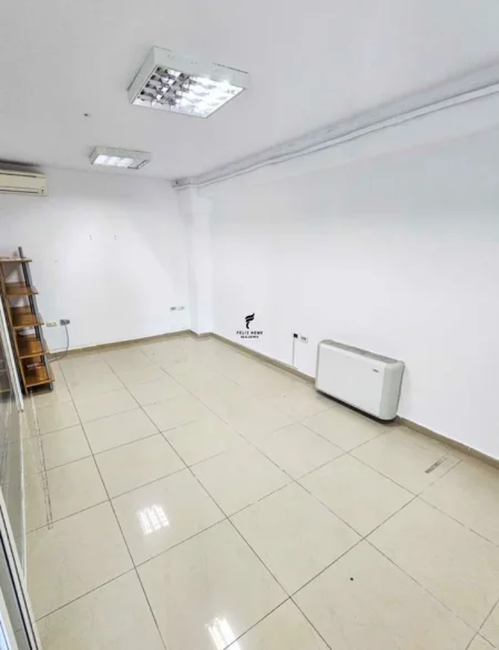 Tirane, jepet me qera zyre Kati 5, 300 m² 3.000 € (RRUGA E DIBRES)