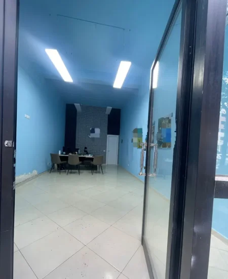 Tirane, jepet me qera dyqan Kati 0, 40 m² 520 € (Rruga Joklin Persi)