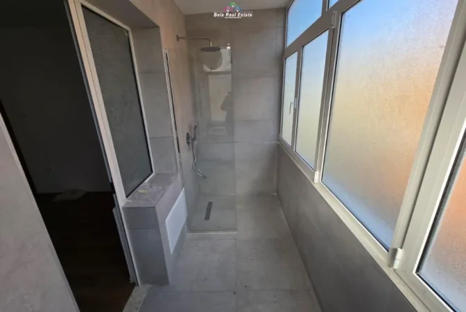 Tirane, jepet me qera zyre Kati 4, 100 m² 700 € (Bulevardi Bajram Curri)