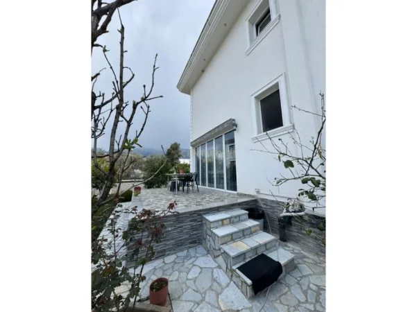Tirane, shitet Vile 2 Katshe Kati 2, 324 m² 630.000 € (Farke)