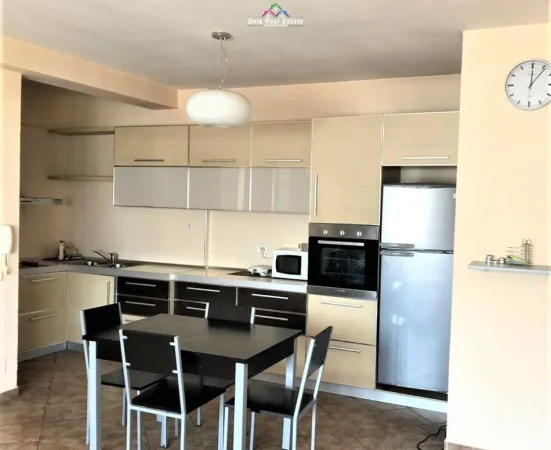 Tirane, jepet me qera apartament 1+1+Ballkon Kati 9, 80 m² 620 € (blloku)