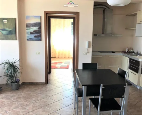 Tirane, jepet me qera apartament 1+1+Ballkon Kati 9, 80 m² 620 € (blloku)