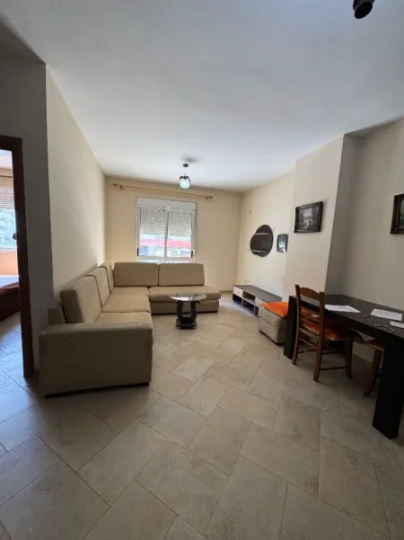 Tirane, jepet me qera 1+1 Kati 1, 70 m² 330 € 