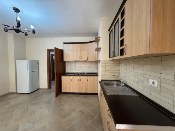 Tirane, jepet me qera 1+1 Kati 1, 70 m² 330 € 