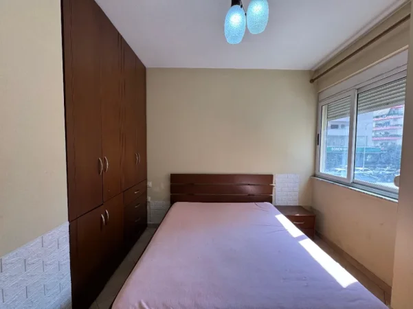 Tirane, jepet me qera 1+1 Kati 1, 70 m² 330 € 