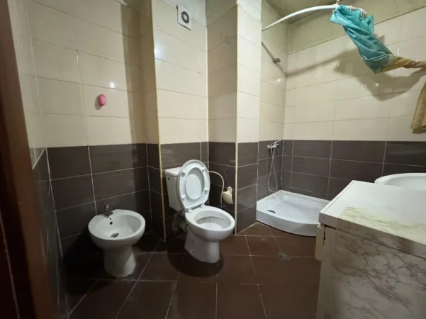 Tirane, jepet me qera 1+1 Kati 1, 70 m² 330 € 