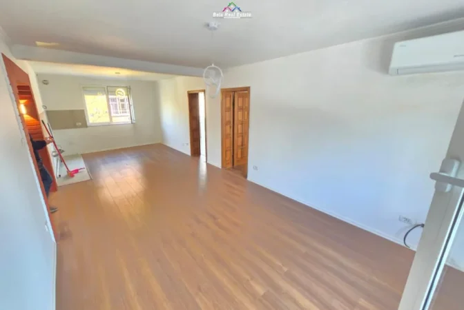 Tirane, jepet me qera zyre Kati 4, 100 m² 700 € (ish ekspozita)