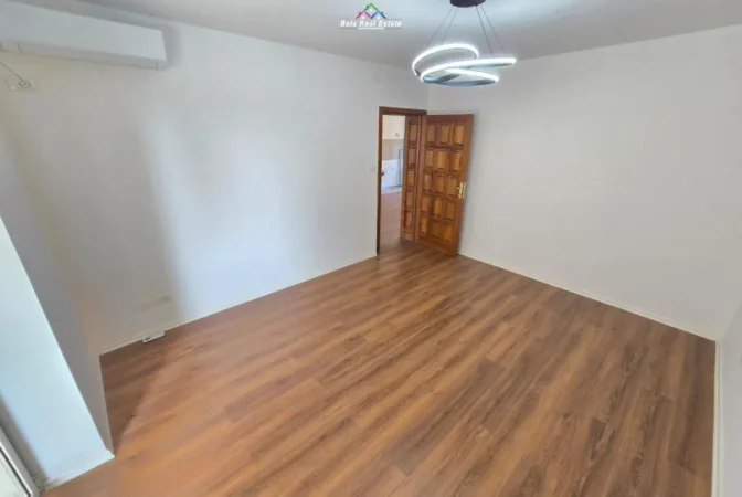 Tirane, jepet me qera zyre Kati 4, 100 m² 700 € (ish ekspozita)