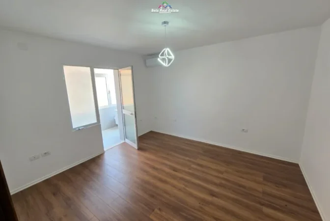 Tirane, jepet me qera zyre Kati 4, 100 m² 700 € (ish ekspozita)