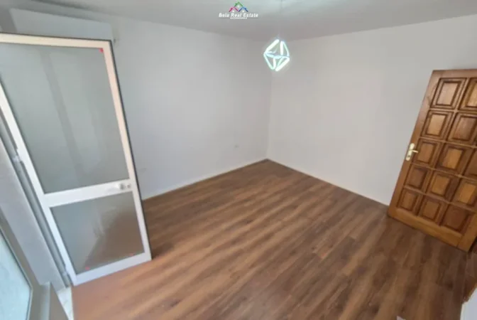 Tirane, jepet me qera zyre Kati 4, 100 m² 700 € (ish ekspozita)