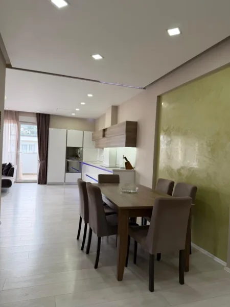 Tirane, jepet me qera apartament 3+1+Ballkon Kati 4, 190 m² 1.400 € (Kompleksi Fz)Liqeni i Thatë ✨