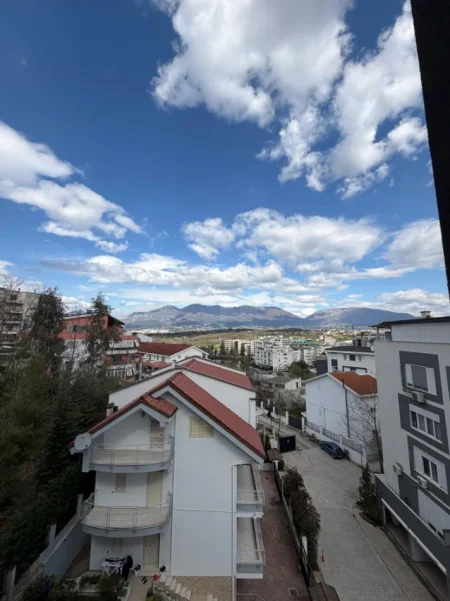 Tirane, jepet me qera apartament 3+1+Ballkon Kati 4, 190 m² 1.400 € (Kompleksi Fz)Liqeni i Thatë ✨