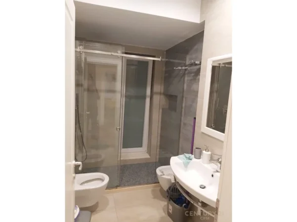 Tirane, jepet me qera apartament 1+1 Kati 5, 75 m² 650 € (myslym shyri)