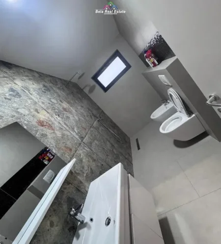 Tirane, jepet me qera Vile 2+1 Kati 3, 120 m² 900 € (Rruga san Bruzi)