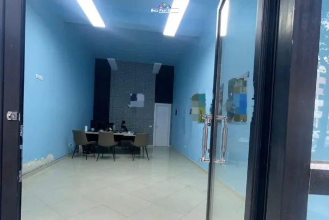 Tirane, jepet me qera dyqan Kati 0, 40 m² 520 € (astir)