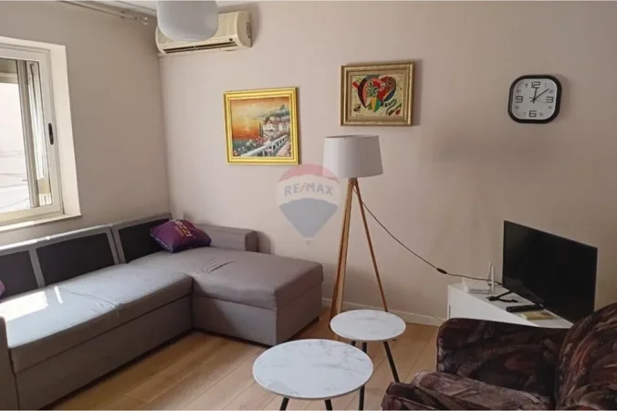 Tirane, jepet me qera apartament 1+1 Kati 3, 50 m² 500 € (Ambasada Amerikane)
