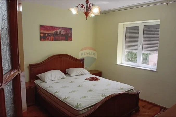 Tirane, jepet me qera apartament 1+1 Kati 3, 50 m² 500 € (Ambasada Amerikane)