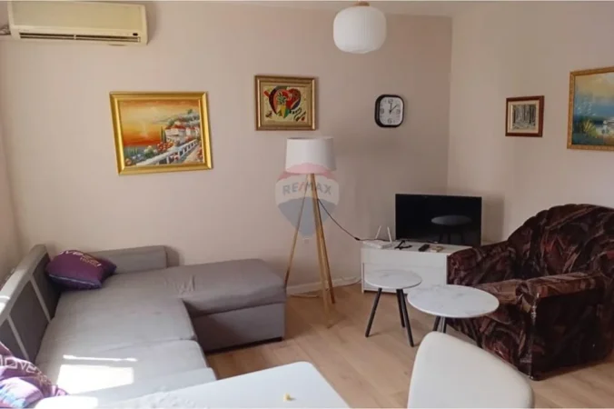 Tirane, jepet me qera apartament 1+1 Kati 3, 50 m² 500 € (Ambasada Amerikane)