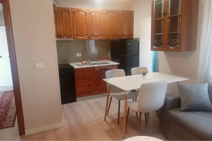 Tirane, jepet me qera apartament 1+1 Kati 3, 50 m² 500 € (Ambasada Amerikane)