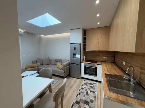 Tirane, jepet me qera apartament 2+1+Ballkon Kati 8, 95 m² 500 € (Apartament 2+1+Verande Per Qera Totalisht ai Mobiluar)