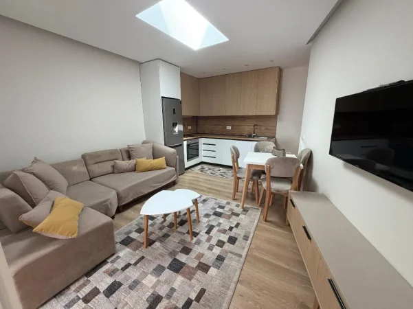 Tirane, jepet me qera apartament 2+1+Ballkon Kati 8, 95 m² 500 € (Apartament 2+1+Verande Per Qera Totalisht ai Mobiluar)