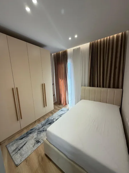 Tirane, jepet me qera apartament 2+1+Ballkon Kati 8, 95 m² 500 € (Apartament 2+1+Verande Per Qera Totalisht ai Mobiluar)