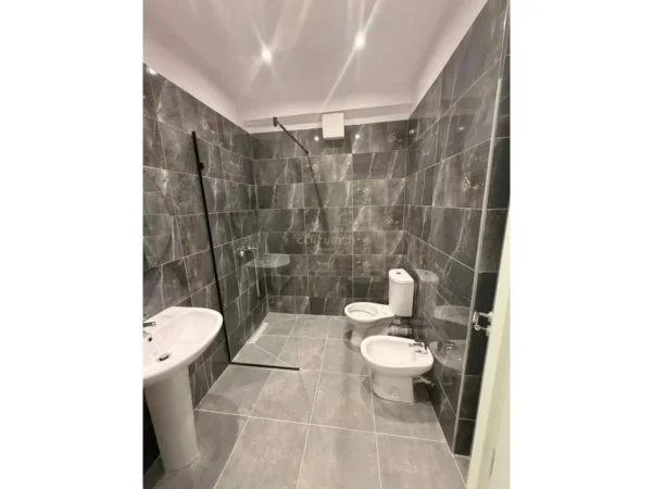 Tirane, jepet me qera apartament 2+1 Kati 2, 90 m² 850 € (Shkolla niket dardani)