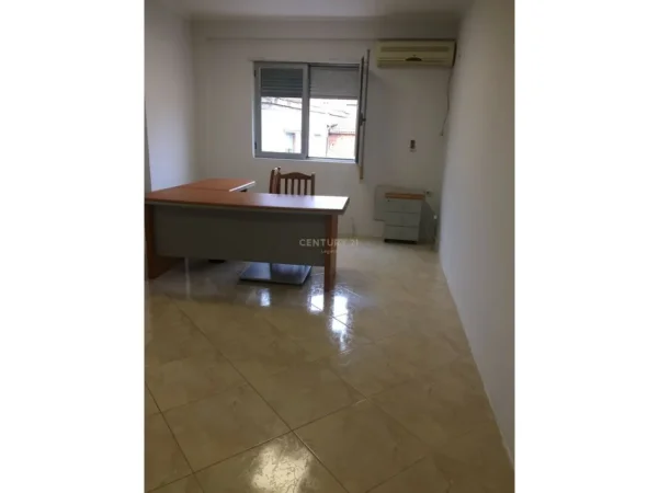 Tirane, jepet me qera apartament 1+1 Kati 5, 65 m² 550 € (Rruga Fortuzi)