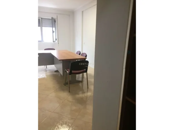 Tirane, jepet me qera apartament 1+1 Kati 5, 65 m² 550 € (Rruga Fortuzi)