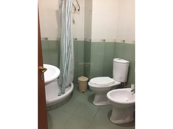 Tirane, jepet me qera apartament 1+1 Kati 5, 65 m² 550 € (Rruga Fortuzi)