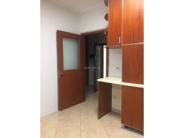 Tirane, jepet me qera apartament 1+1 Kati 5, 65 m² 550 € (Rruga Fortuzi)