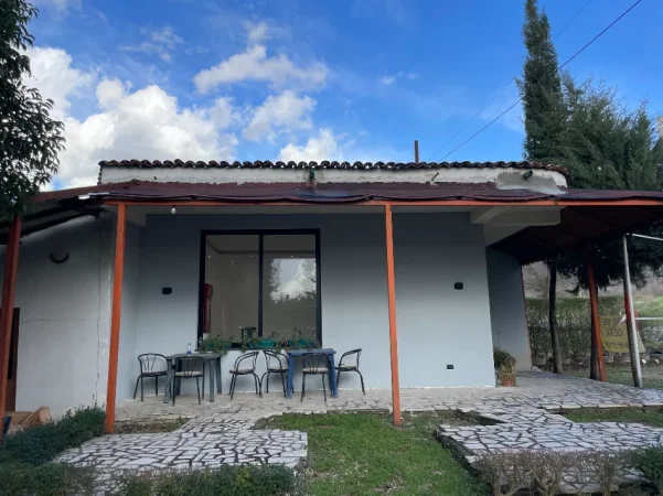 Tirane, jepet me qera lokal Kati 0, 50 m² 400 €