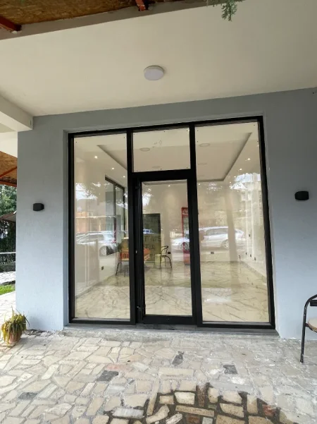 Tirane, jepet me qera lokal Kati 0, 50 m² 400 €