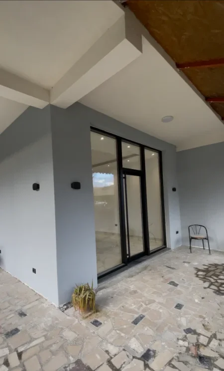 Tirane, jepet me qera lokal Kati 0, 50 m² 400 €