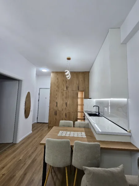 Tirane, jepet me qera apartament 1+1+Ballkon Kati 5, 50 m² 450 € (Kompleksi Mangalem 21, Rezidenca Kadiu)