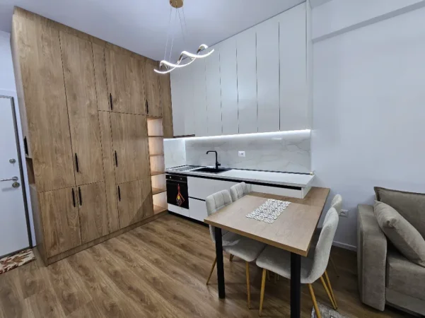 Tirane, jepet me qera apartament 1+1+Ballkon Kati 5, 50 m² 450 € (Kompleksi Mangalem 21, Rezidenca Kadiu)