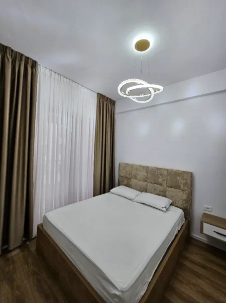 Tirane, jepet me qera apartament 1+1+Ballkon Kati 5, 50 m² 450 € (Kompleksi Mangalem 21, Rezidenca Kadiu)