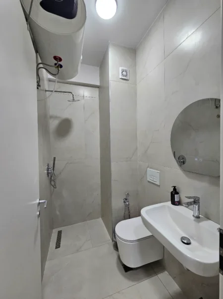 Tirane, jepet me qera apartament 1+1+Ballkon Kati 5, 50 m² 450 € (Kompleksi Mangalem 21, Rezidenca Kadiu)