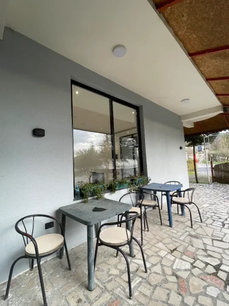 Tirane, jepet me qera lokal Kati 0, 50 m² 400 € 